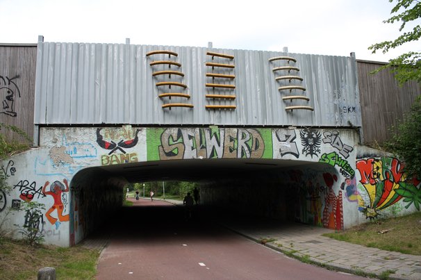 Viaduct kunstwerk van Bob Stolzenbach in Groningen door ZanderZ (bron: Wikimedia Commons)