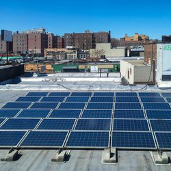 Queens Street Scenes - Solar Panels on a" (CC BY 2.0) by Steven Pisano door Steven Pisano (bron: Flickr)