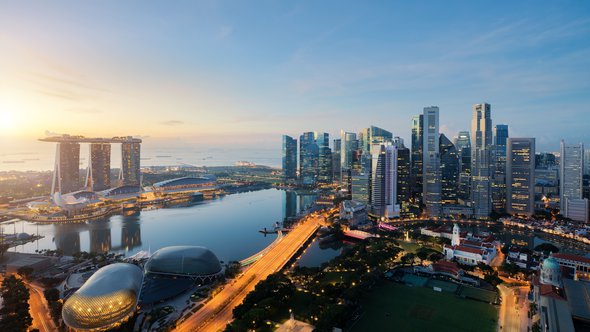 Luchtfoto van Singapore zakenwijk en stad bij schemering in Singapore, Azië door Travelpixs (bron: Shutterstock)
