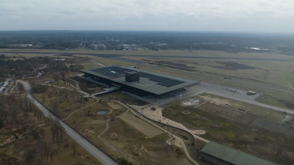Een betoverende luchtreis langs het Nationaal Militair Museum en een landingsbaan van een vliegtuig door Make more Aerials (bron: Shutterstock)