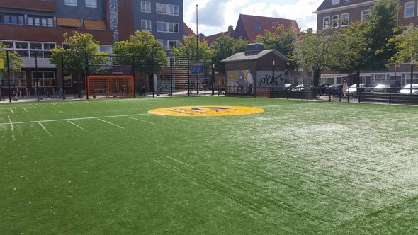 Johan Cruijff Court op het Balboaplein, Amsterdam door Ceescamel (bron: Wikimedia Commons)