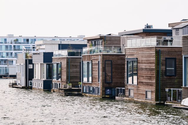 Drijvende Woningen in Ijburg,  Amsterdam door BERK OZDEMIR (bron: shutterstock)