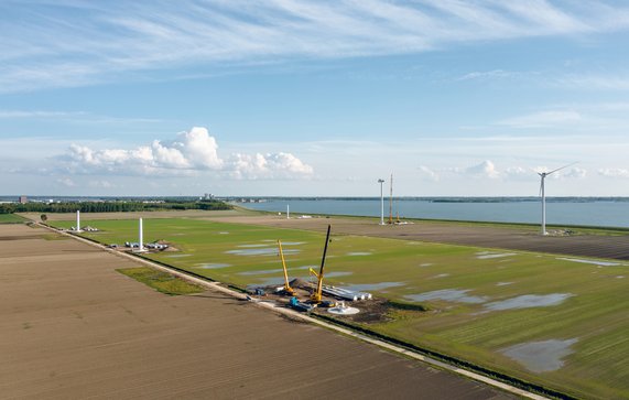 Constructie windmolens in Almere Pampus, Flevoland door Pavlo Glazkov (bron: Shutterstock)