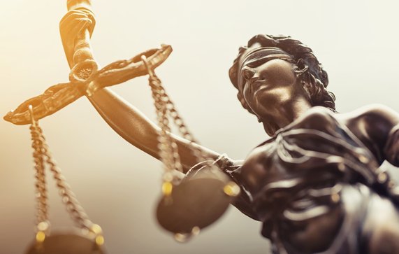 Het standbeeld van Justitie symbool door r.classen (bron: Shutterstock)