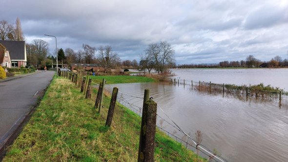 Hoogwater in de rivier de Ijssel door Picture-Partners (bron: Shutterstock)
