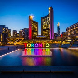 Zicht op Nathan Phillips Square en Toronto Logo, 's Nachts in het centrum door Jon Bilous (bron: shutterstock)