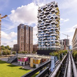 Op elk balkon van de Trudo Toren staat een plantenbak voor bomen en struiken. Dit is wereldwijd het eerste natuurinclusieve bouwproject voor de sociale huursector door Rosanne de Vries (bron: shutterstock.com)