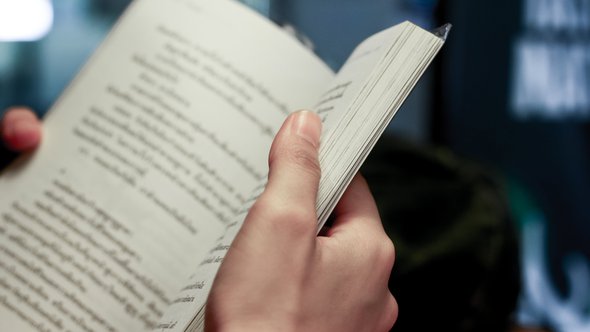 Boek lezen door arisara (bron: shutterstock.com)