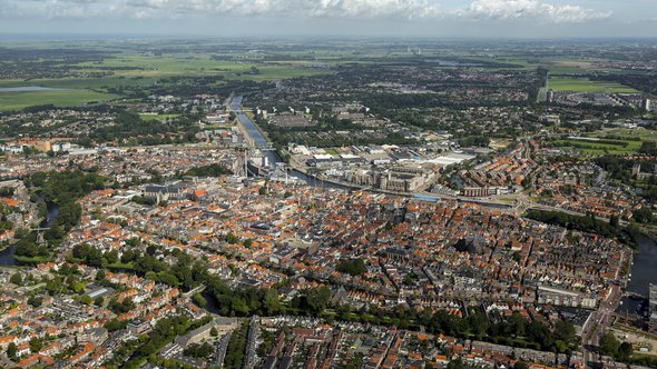 Aerial view of the city of Alkmaar. On the clear horizon a blue sky with cumulus clouds. Alkmaar is an old town in NOORD-HOLLAND, The Netherlands and known for it's KAASMARKT or cheese market. door Aerovista Luchtfotografie (bron: Shutterstock)