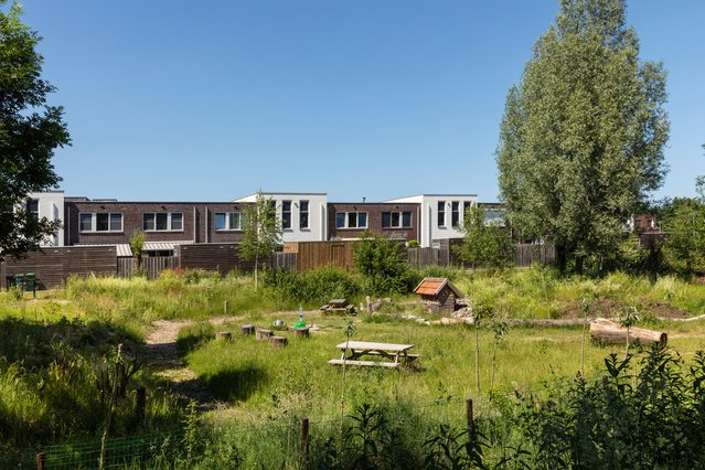 Eersel, Nederland. Nieuwbouw woningen met een gemeenschappelijke tuin. door Lea Rae (bron: Shutterstock)