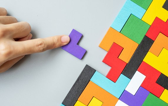 Puzzelstukjes van gekleurde blokken door Jo Panuwat D (bron: Shutterstock)