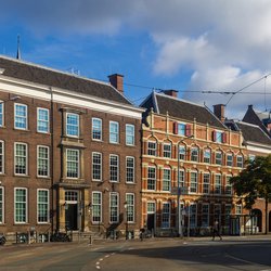 Uitzicht op de Raad van State in de oude binnenstad van Den Haag door BearFotos (bron: Shutterstock)