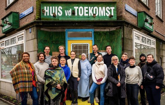Het team achter Huis van de Toekomst bestaat uit kunstenaars, professionals en buurtbewoners door Havensteder (bron: Huis van de Toekomst)
