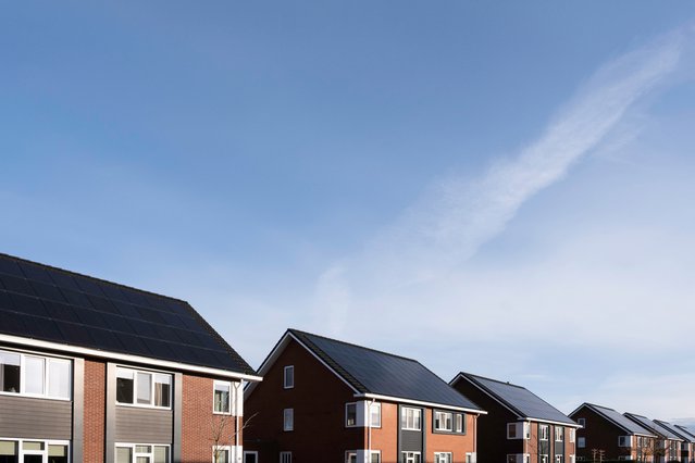 Zonnepanelen op huizen door Henk Vrieselaar (bron: shutterstock.com)