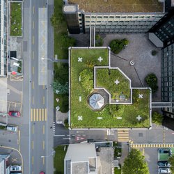 Luchtfoto op het dak en de straat door swissdrone (bron: Shutterstock)