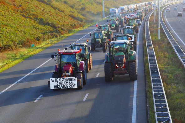 Tractorprotest op snelweg door ingehogenbijl (bron: shutterstock.com)