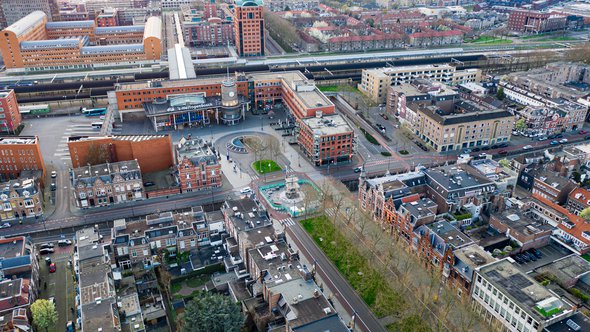 Den Bosch, Netherlands - 26-03-2020: The train station of Den Bosch seen from above door Alseenrodelap.nl - Elco (bron: Shutterstock)