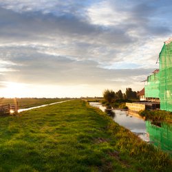 Bouwplaats in de polder door Peter de Kievith (bron: Shutterstock)