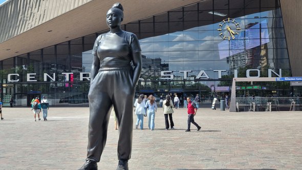 Het vier meter hoge Moments Contained van Thomas J Price op het plein voor treinstation Rotterdam Centraal. door Agnes Franzen (bron: Agnes Franzen)