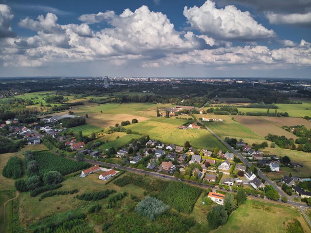 De Pinte, België, augustus 2020: Luchtfoto van de buitenwijken van Gent in De Pinte, woonwijk gemengd met landbouw door Kristof Bellens (bron: Shutterstock)