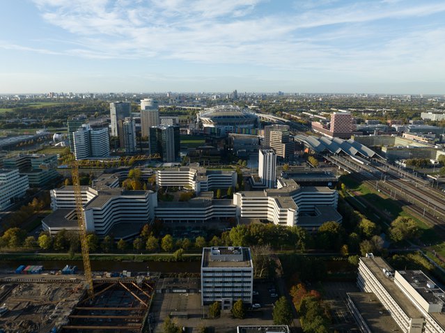 Amsterdam Zuidoost Business district door Make more Aerials (bron: Shutterstock)
