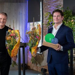 Bart Mispelblom Beyer (links, Tangram Architekten) en Bas Kalter (rechts, BPD Gebiedsontwikkeling) met hun SKG Awards door Sander van Wettum (bron: Gebiedsontwikkeling.nu)