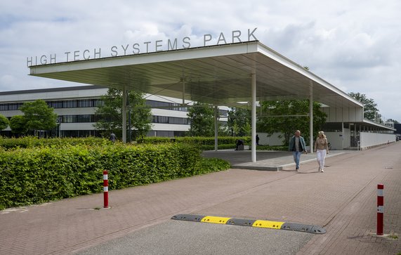 Entreegebouw High Tech Systems Park door Nadine van den Berg (bron: MooiNL)