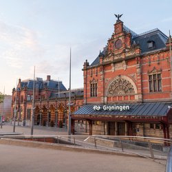 Stationsgebouw Groningen door Sander van der Werf (bron: Shutterstock)