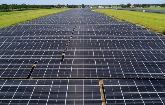 Veel zonnepanelen parkeren in de weilanden van Nederland door MyStockVideo (bron: Shutterstock)