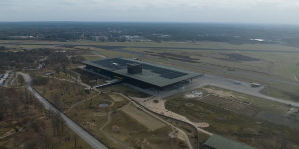 Een betoverende luchtreis langs het Nationaal Militair Museum en een landingsbaan van een vliegtuig door Make more Aerials (bron: Shutterstock)