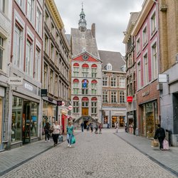 Maastricht, The Netherlands - June 18th 2018, People shopping in the 'Kleine staat' in the historic center of Maastricht door Ivo Antonie de Rooij (bron: shutterstock)