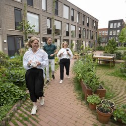 Deelnemers lopen rond in The Hudsons in Rotterdam en bespreken met elkaar welke inzichten ze uit de interviews met bewoners haalden door Frank Hanswijk (bron: ERA Contour)