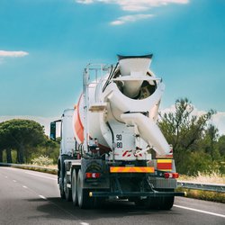 Transport van betonmortel in een cementwagen door Grisha Bruev (Shutterstock)