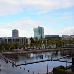 Marineterrein vanaf het Scheepvaartmuseum, Amsterdam door SjoerdMTA (bron: Wikimedia Commons)