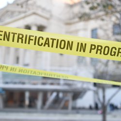 NEW YORK CITY - NOVEMBER 17 2015: Artists Studio Availability Project, ASAP, protested in front of the Brooklyn Museum with an installation of furniture to decry gentrification. door a katz (bron: shutterstock)