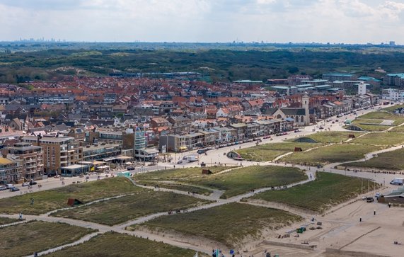 Drone foto van de kustlijn en boulevard in Katwijk aan Zee, Nederland door Robin Dessens (bron: Shutterstock)