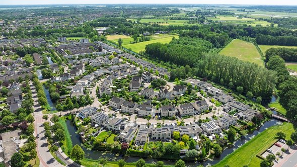 Luchtfoto van een moderne woonwijk in Zwolle door Hans Engbers (bron: Shutterstock)