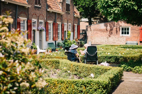 Hofje in Naaldwijk; goede woonconcepten voor ouderen zijn cruciaal voor zowel het welzijn van ouderen als de doorstroming op de woningmarkt door joyce huis (bron: Unsplash)