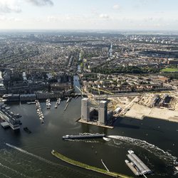 Luchtfoto Amsterdam havengebied door Aerovista Luchtfotografie (bron: Shutterstock)