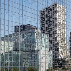 Spiegelbeeld van hoogbouw in Utrecht door Wolf-photography (bron: Shutterstock)