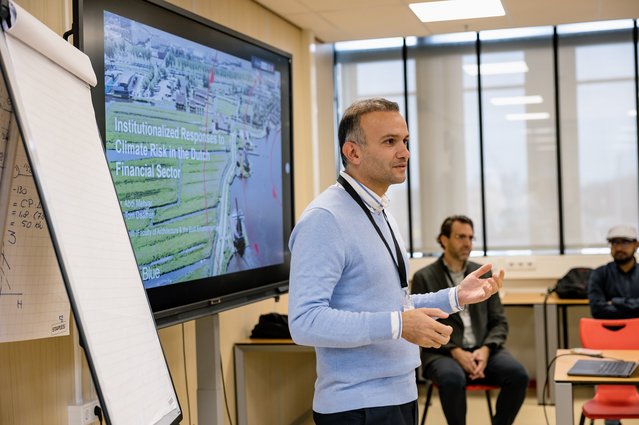 Red&Blue-onderzoeker Abdi Mehvar (TU Delft) zet de onderzoeksresultaten uiteen door Annelies van ’t Hul (bron: Annelies van ’t Hul)
