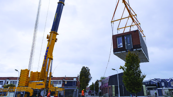 Fabriekswoning aan de hijskraan door Parteon (bron: Parteon)