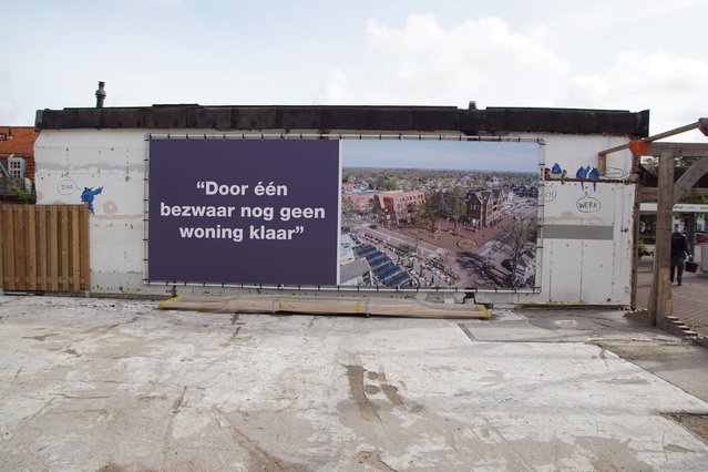 Banner met een impressie van de nieuwe ontwikkeling op die locatie, die wordt tegengehouden door bezwaar door Thijs de Graaf (bron: Shutterstock.com)