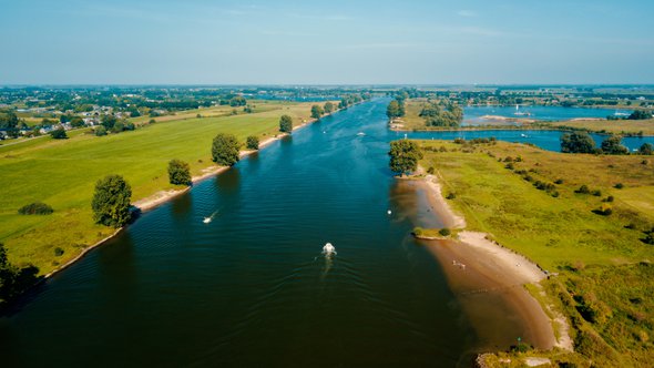 Maas, Nederland door NTG Drone Media (bron: shutterstock.com)