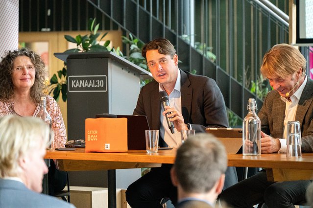 Schippers (l) en De Wilde (m) tijdens de SKG Deelnemersraad door Stichting Kennis Gebiedsontwikkeling (bron: Stichting Kennis Gebiedsontwikkeling)