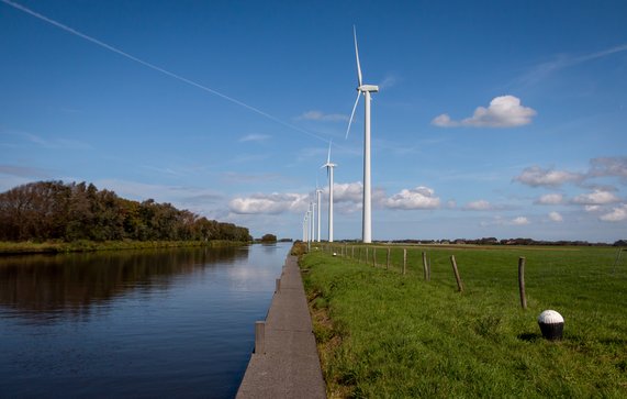 Windturbines aan de rand van het kanaal in de provincie Noord-Holland door Hulshof pictures (bron: shutterstock)