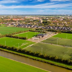 Weiland en voetbalvelden aan de rand van Waddinxveen door KiwiK (bron: Shutterstock)