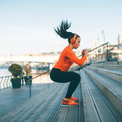 Fitness vrouw springen buiten in de stedelijke omgeving door BGStock72 (bron: shutterstock)