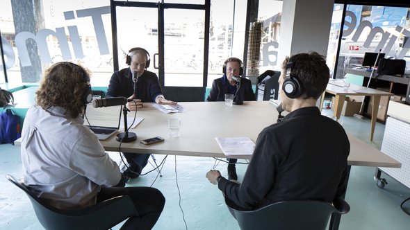 In gesprek met Adri Duivesteijn, Riek Bakker en Nathalie de Vries door Frank Hanswijk (bron: Frankhanswijk.nl)