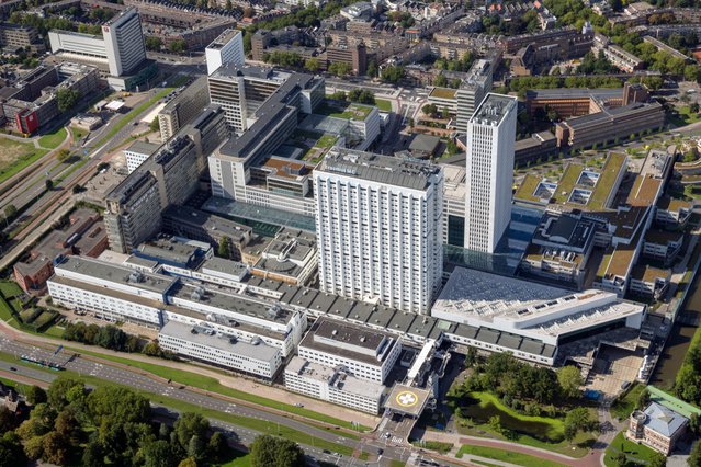 Het Erasmus MC (inclusief de reeds gesloopte gebouwen aan de westkant) door VanderWolf Images (bron: Shutterstock)